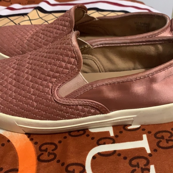 Pink call it spring shoe… - Picture 4 of 17